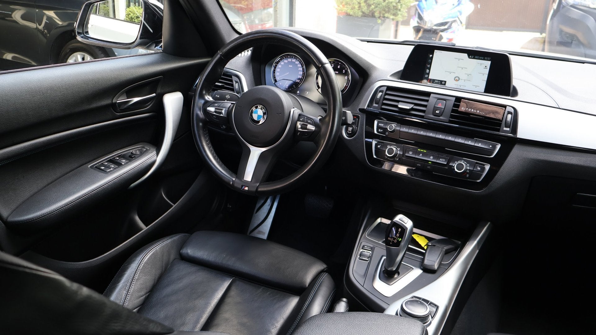 BMW 1-serie 120i Edition M Sport Shadow High Executive|PDC|L, Auto's, BMW, Achterwielaandrijving, Gebruikt, 4 cilinders, Wit