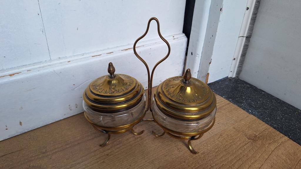 Antieke houder, met 2 glazen potjes met koperen deksel, Ophalen of Verzenden