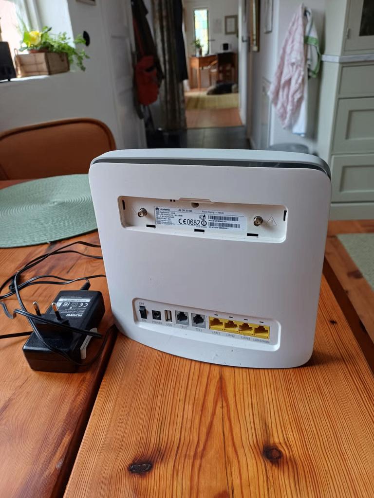 Huawei E5186 4G+ Mobiel Internet Router, Computers en Software, Routers en Modems, Ophalen of Verzenden, Zo goed als nieuw, Router met modem