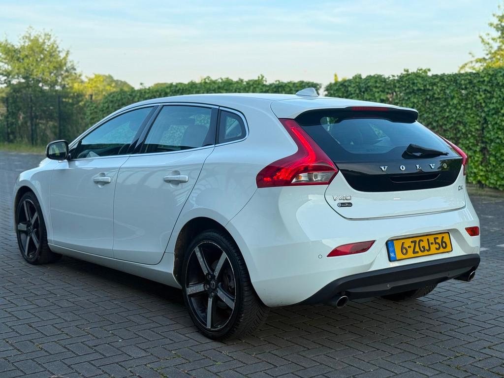 Volvo V40 2.0 D4 Summum Business Airco Cruise PDC Leder Navi, Auto's, Volvo, Voorwielaandrijving, Euro 5, Gebruikt, Zwart