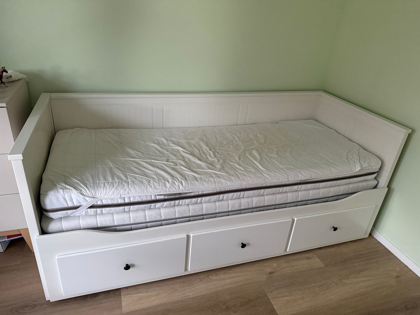 IKEA Hemnes bedbank met 3 lades en 2 matrassen, Huis en Inrichting, Slaapkamer | Bedden, Ophalen, Gebruikt, Wit, Tweepersoons