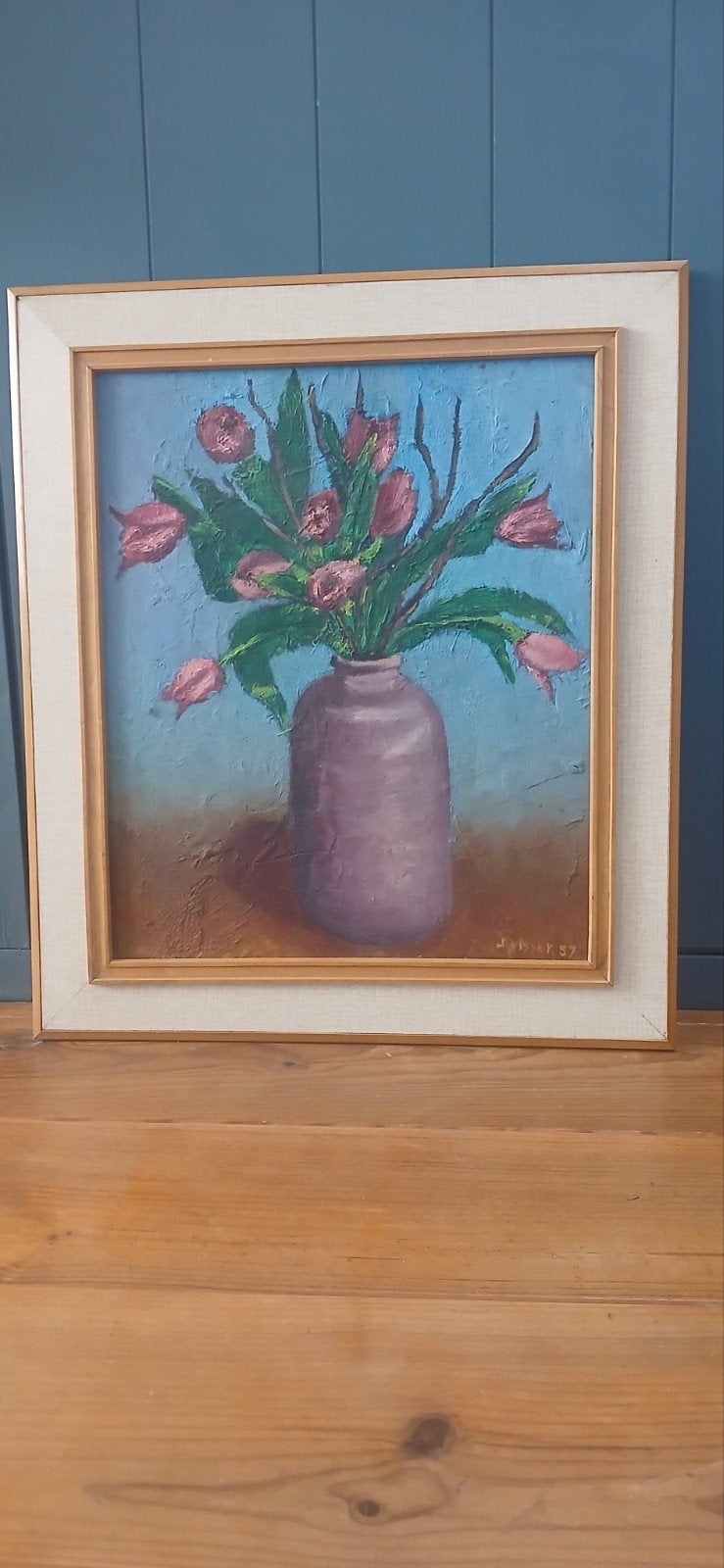 Authentiek Mid-Century Bloemenstilleven (1957) – Jan Visser, Paneel, Bijzondere lijst, Olieverf, Vintage