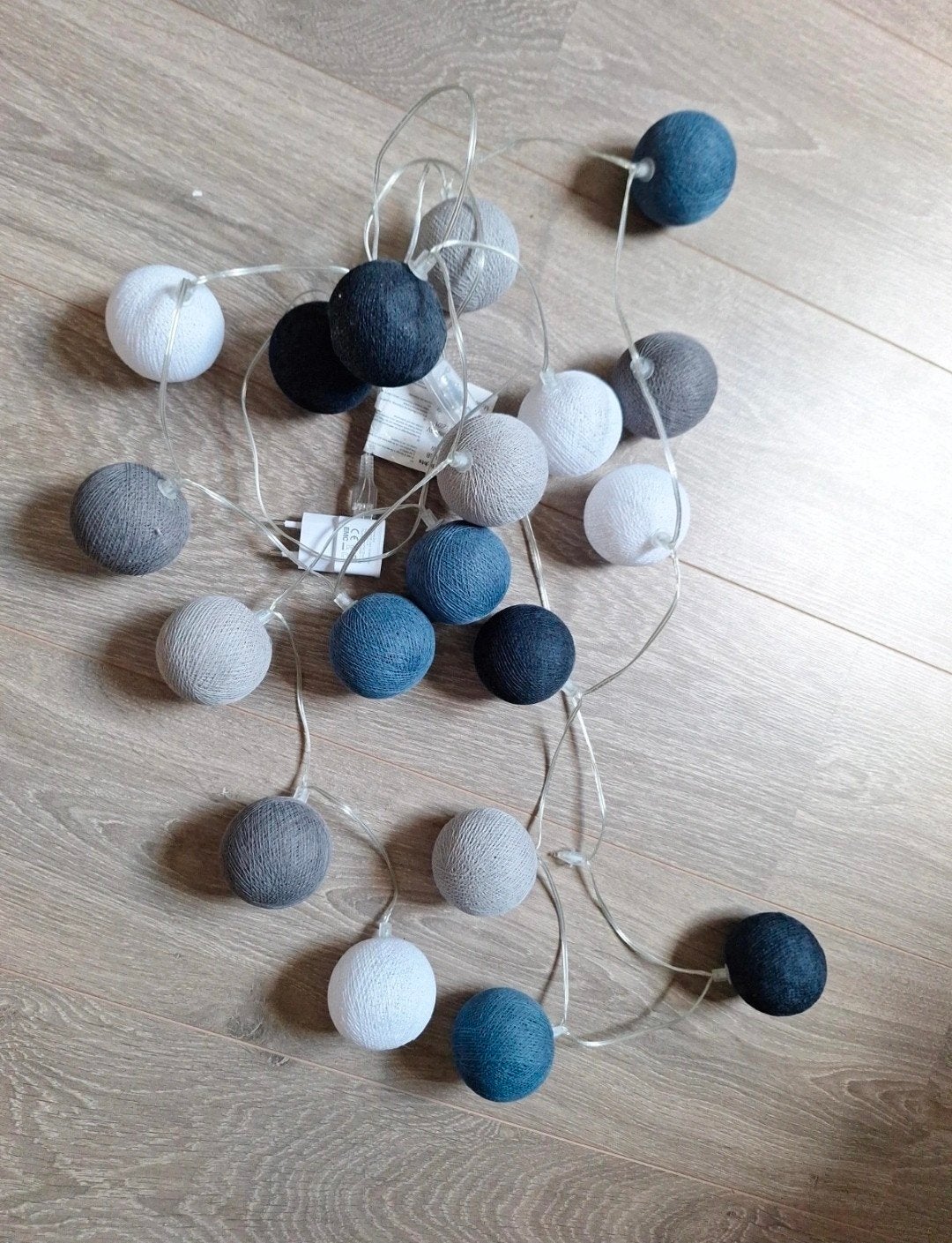 Slinger met katoenen bollen - Grijs, blauw, wit (mist 1 bal), Ophalen of Verzenden, Gebruikt, Textiel, Meerkleurig