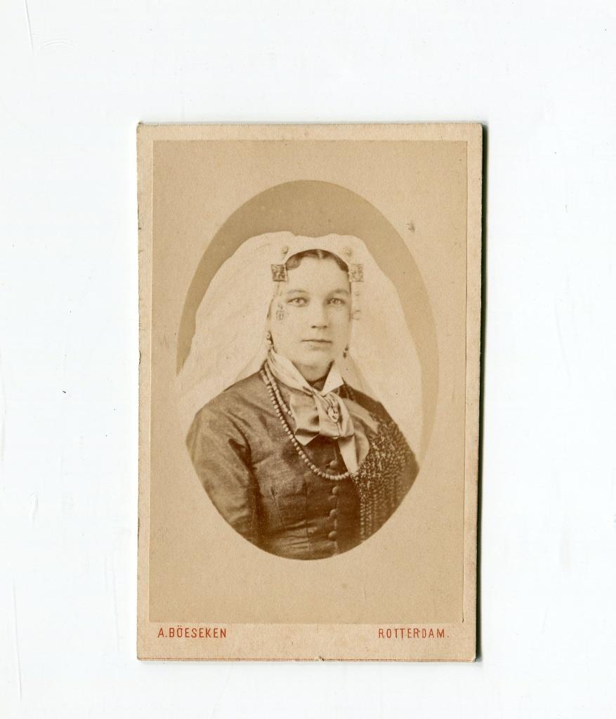 Carte de Visite. A. Böeseken. Rotterdam. Klederdracht., Foto, Klederdracht, Ophalen of Verzenden, Zo goed als nieuw