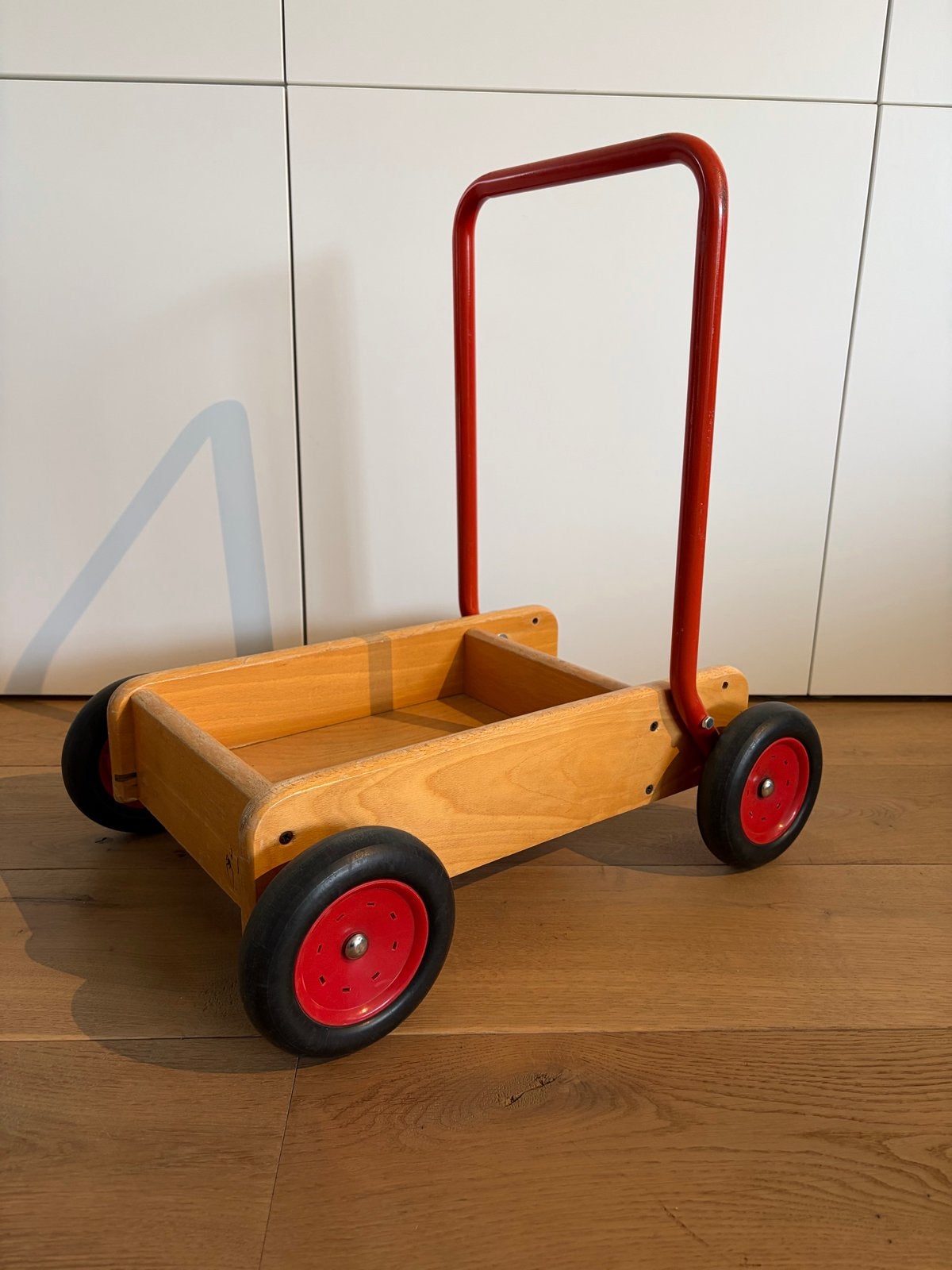 Houten loopkar met rode duwstang en wielen, Kinderen en Baby's, Ophalen, Gebruikt, Duw- of Trekspeelgoed