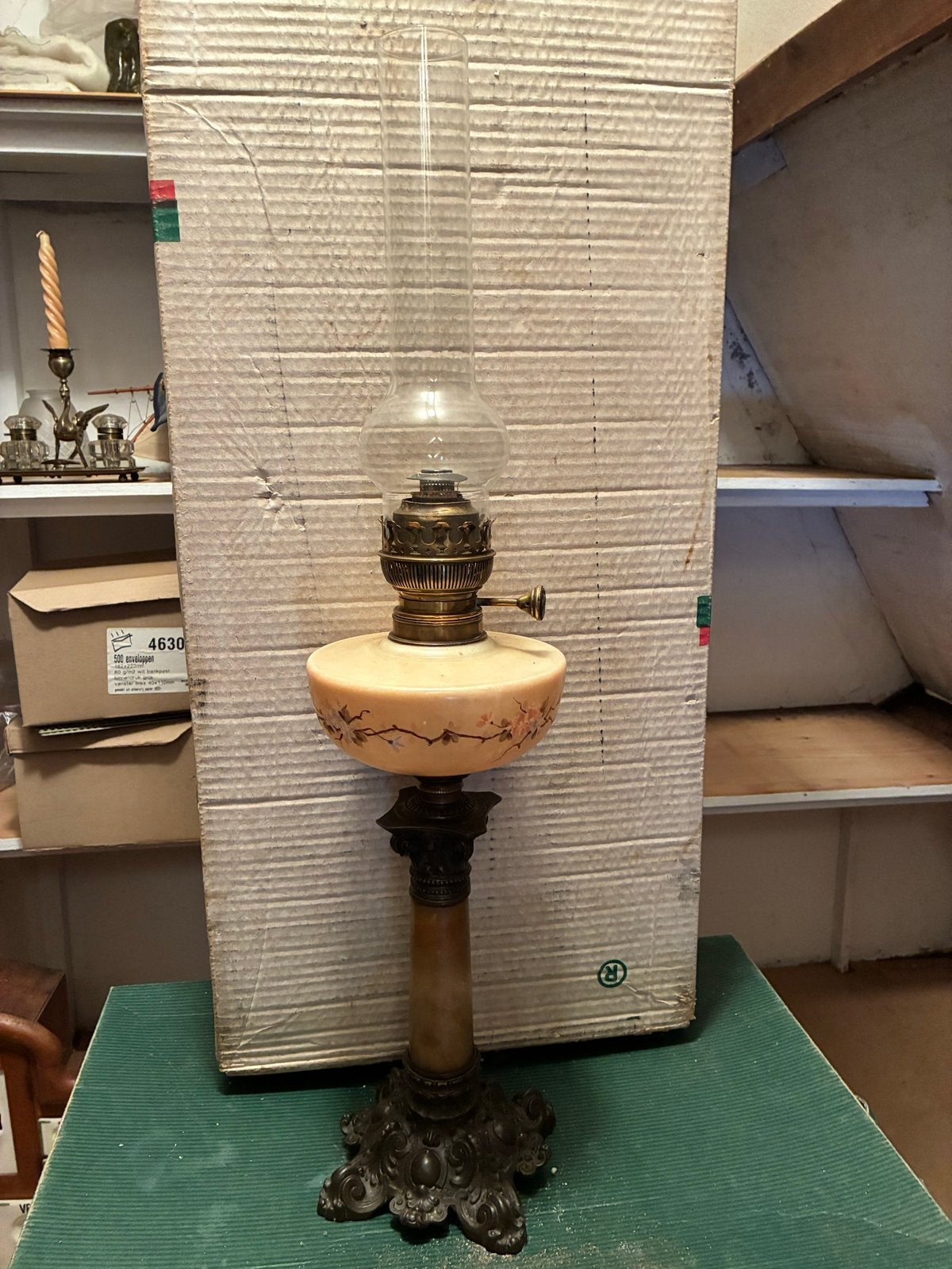 Antieke olielamp met marmeren voet en bloemdecoratie, Ophalen