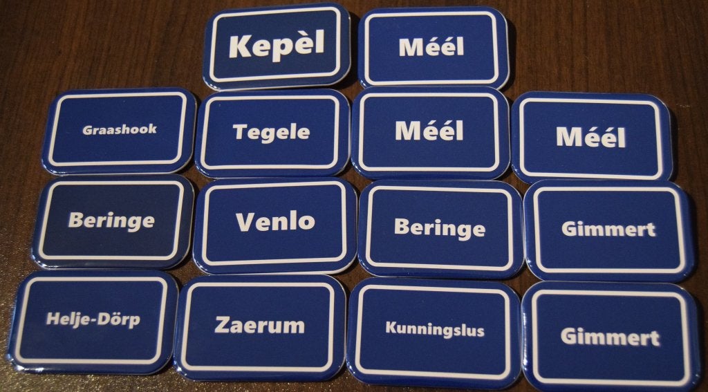 button langwerpig met elke plaatsnaam mogelijk 2,- pst, Ophalen of Verzenden, Nieuw, Feestartikel, Carnaval