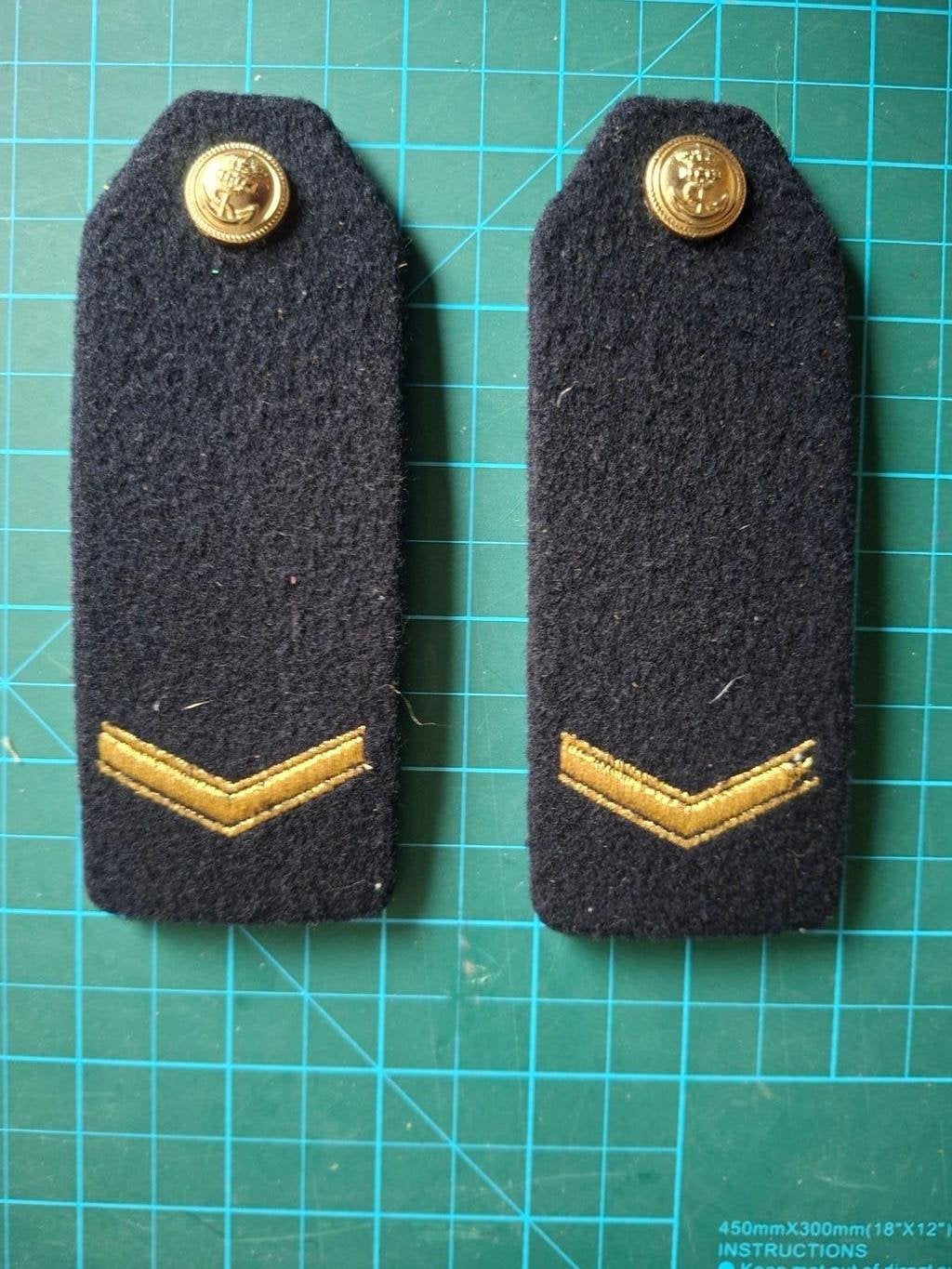 2 schouder emblemen / epauletten Kon. Marine rang Korporaal., Ophalen of Verzenden, Marine, Nederland, Embleem of Badge