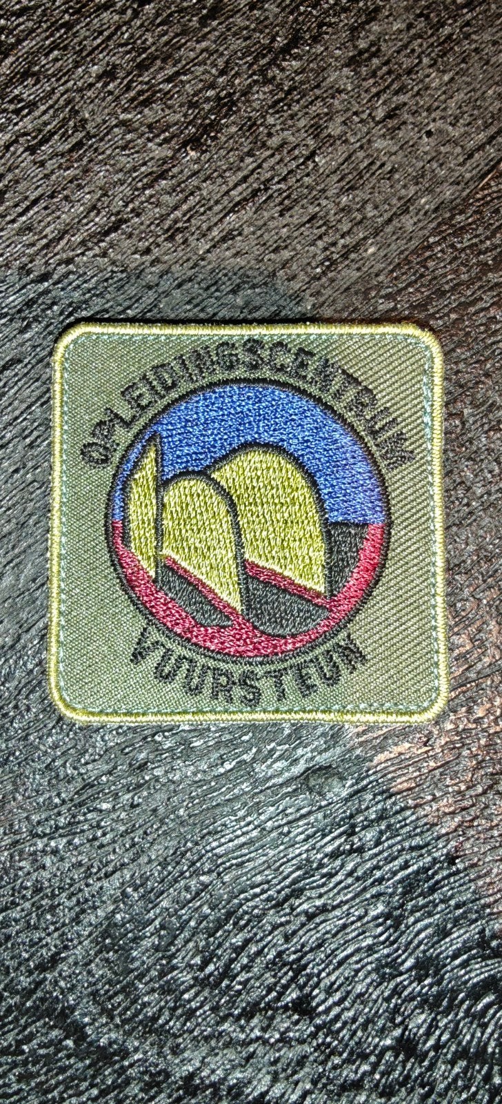 KL Nederlandse leger OTC VUST Opleidings- en Trainingscentru, Ophalen of Verzenden, Landmacht, Nederland, Embleem of Badge