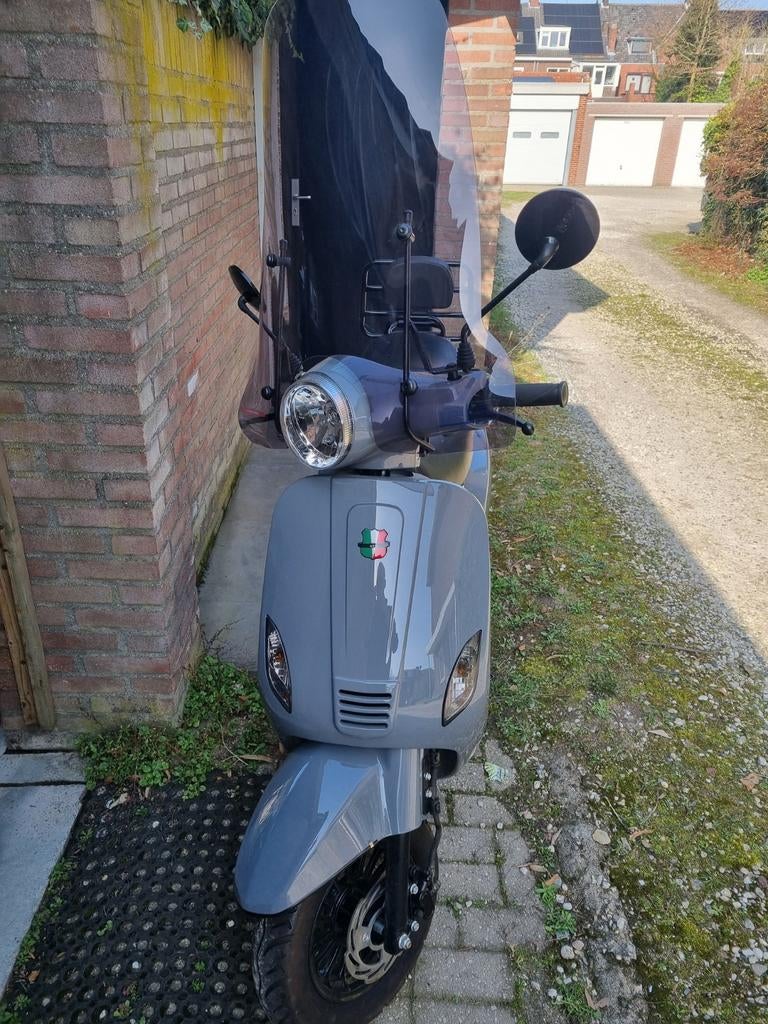 GTS Toscana Scooter - Zo goed als nieuw met slot en 2x helm, Ophalen of Verzenden, Zo goed als nieuw, Overige typen, Overige merken