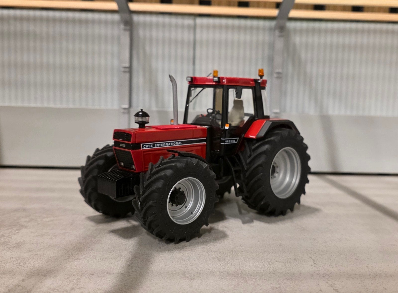 Verbouwde Case International 1455XL 1:32, Hobby en Vrije tijd, Ophalen of Verzenden, Nieuw, Tractor of Landbouw, Overige merken