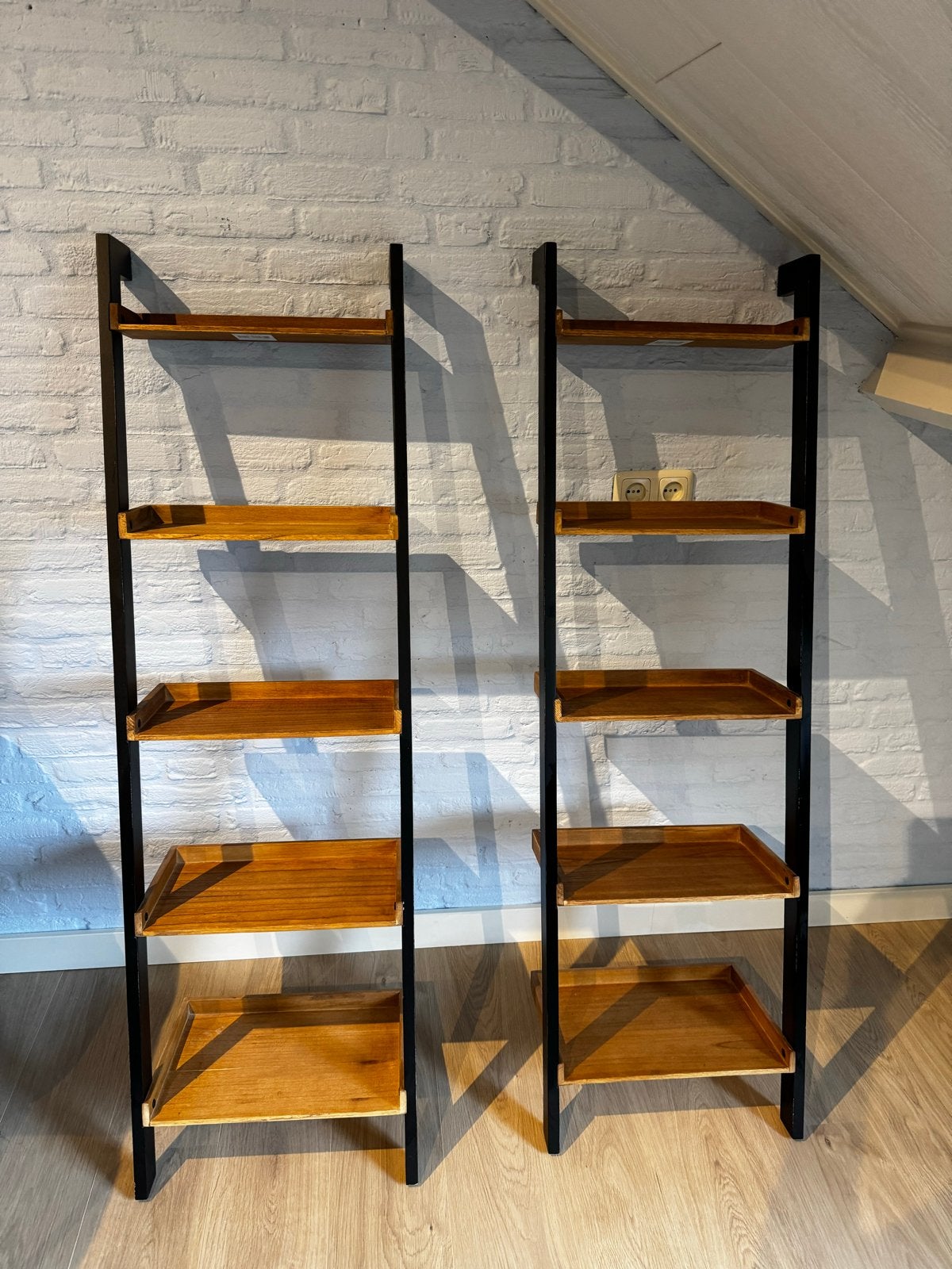 Set van 2 teak houten wandrekken / boekenkasten, Ophalen, Met plank(en), Minder dan 50 cm, Gebruikt