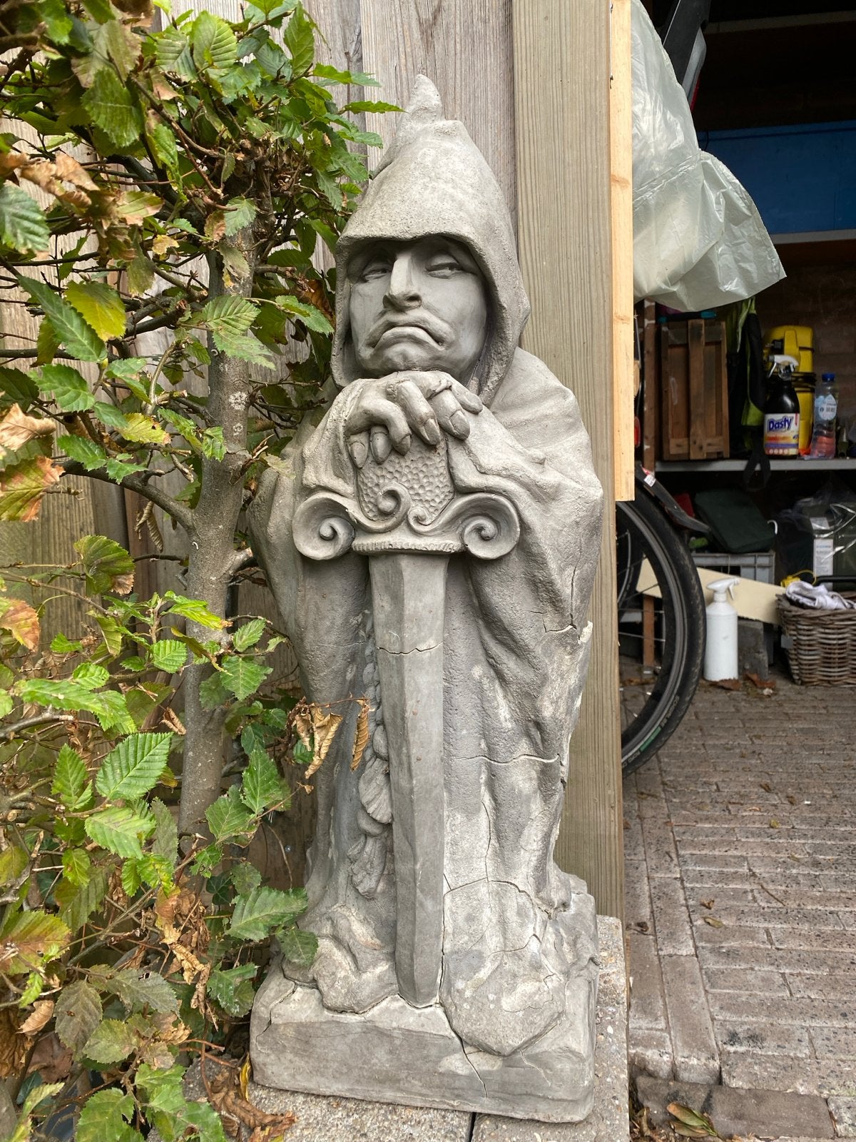 Halloween, Groot beeld van krijger met zwaard - 72 cm hoog, Tuin en Terras, Ophalen, Gebruikt, Beton, Mensenbeeld