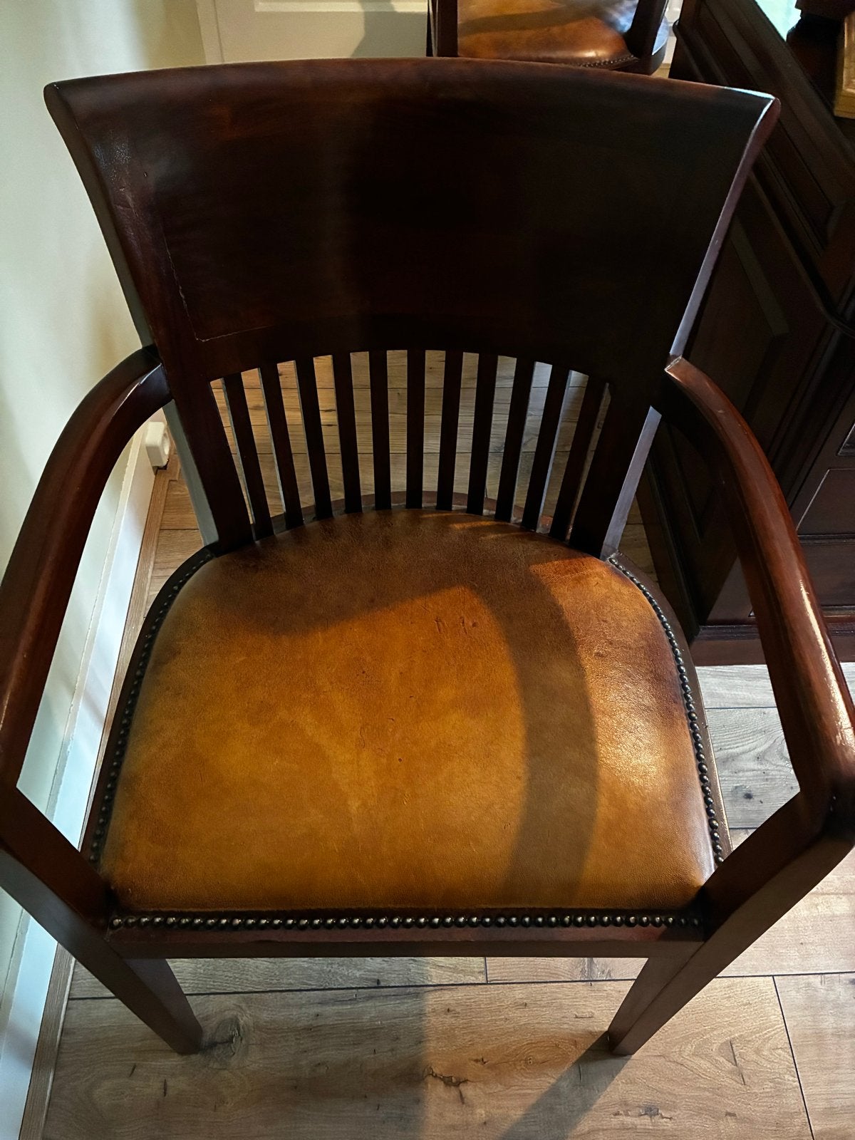 4 Klassieke houten stoel met leren zitting eetkamerstoelen, Antiek en Kunst, Ophalen