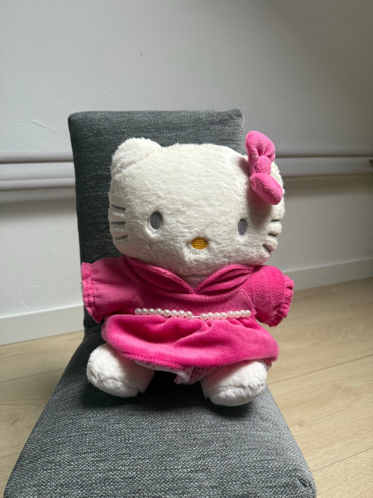 Hello Kitty knuffel in roze jurk, Overige merken, Ophalen of Verzenden, Zo goed als nieuw, Met kleding of accessoire