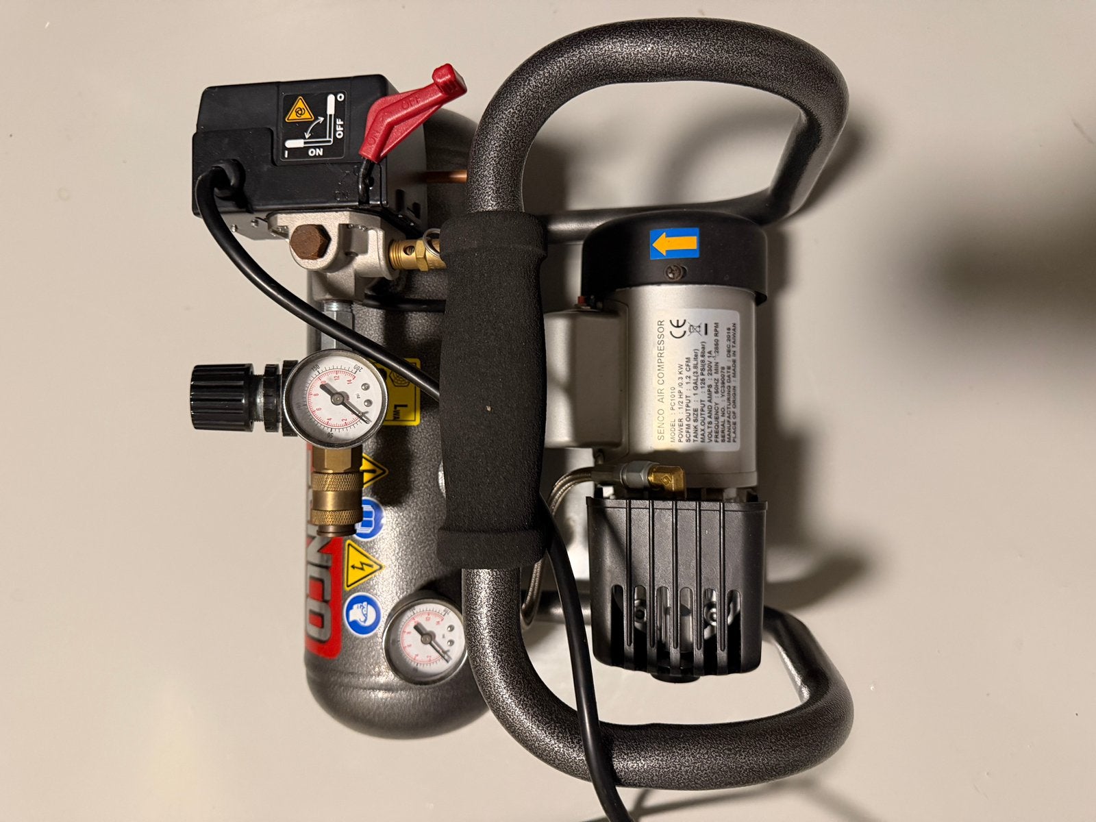 Senco PC1010 Compressor  8 bar - 3,8L SENCO met toebehoren, Minder dan 25 liter, Ophalen, Zo goed als nieuw, Minder dan 200 liter/min