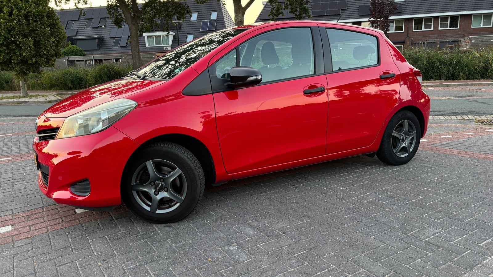 Toyota Yaris 1.0 12V Vvt-i 5DR 2011 Rood, Origineel Nederlands, Handgeschakeld, 3 cilinders, Yaris