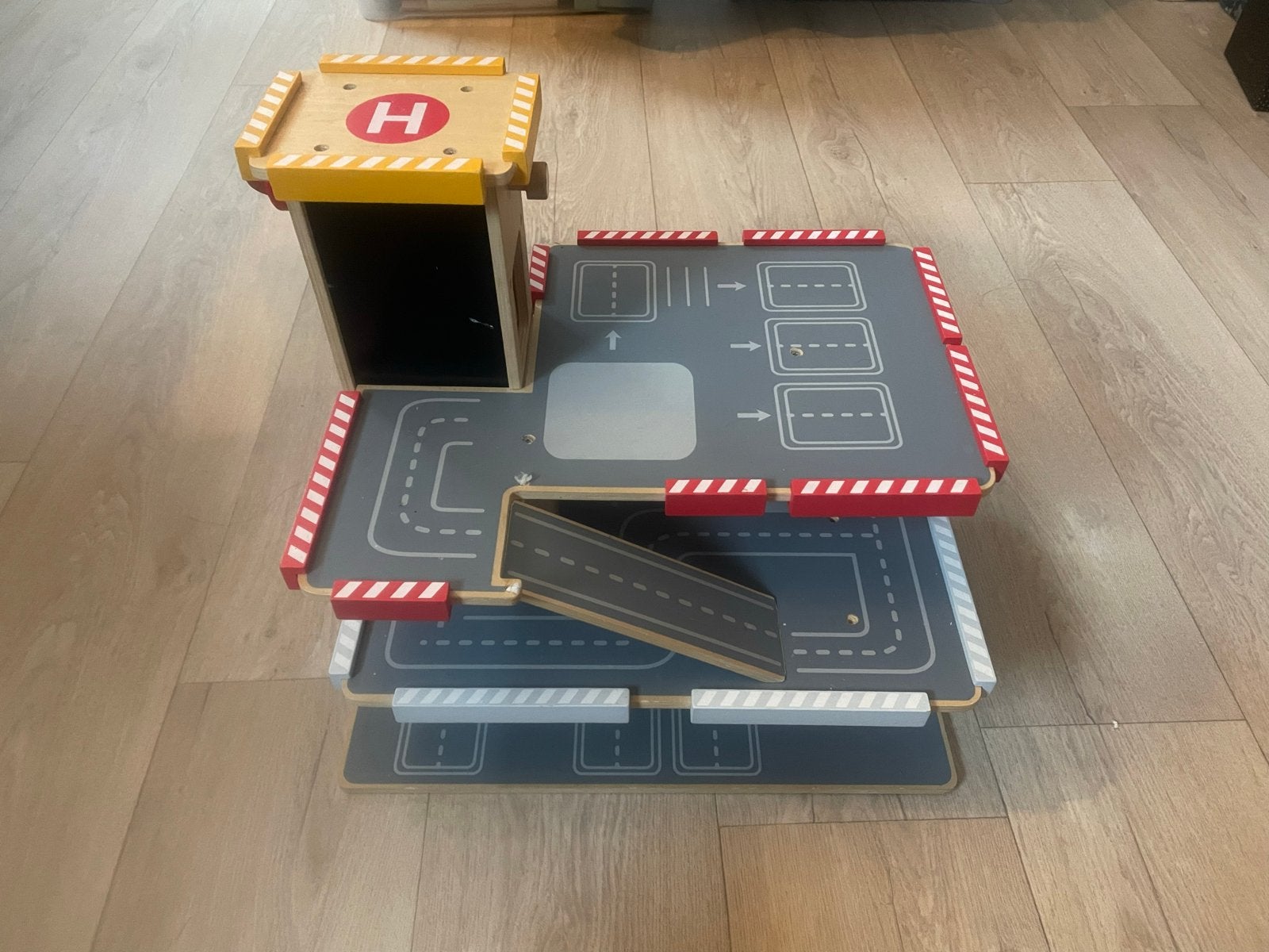 Houten parkeergarage met helikopterplatform, Kinderen en Baby's, Ophalen, Zo goed als nieuw, Jongen of Meisje