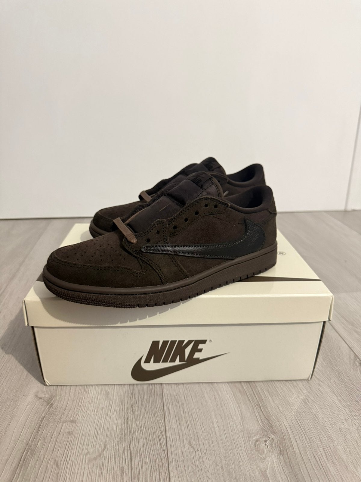 Travis Scott x Jordan 1 Low bruin, Kleding | Dames, Schoenen, Bruin, Nieuw, Ophalen of Verzenden, Sneakers of Gympen