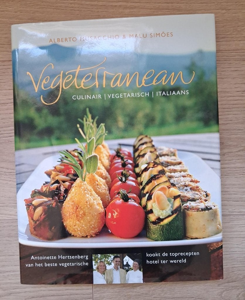 Vegeterranean - Alberto Musacchio & Malu Simões, Italië, Vegetarisch, Ophalen of Verzenden, Zo goed als nieuw