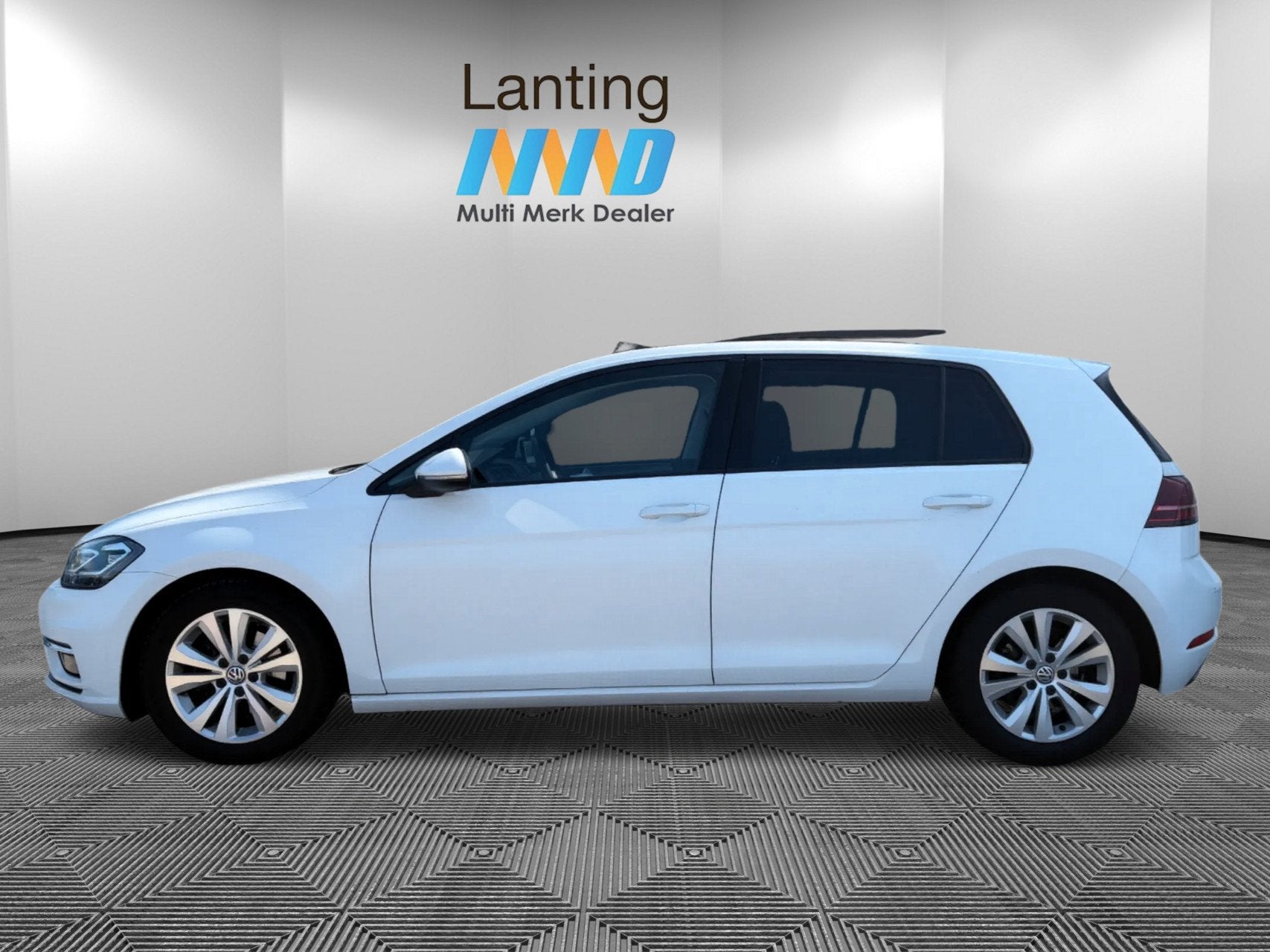 Volkswagen Golf 1.5 TSI Highline Pano dak, Voorwielaandrijving, Automatische klimaatregeling, 4 cilinders, Met garantie (alle)