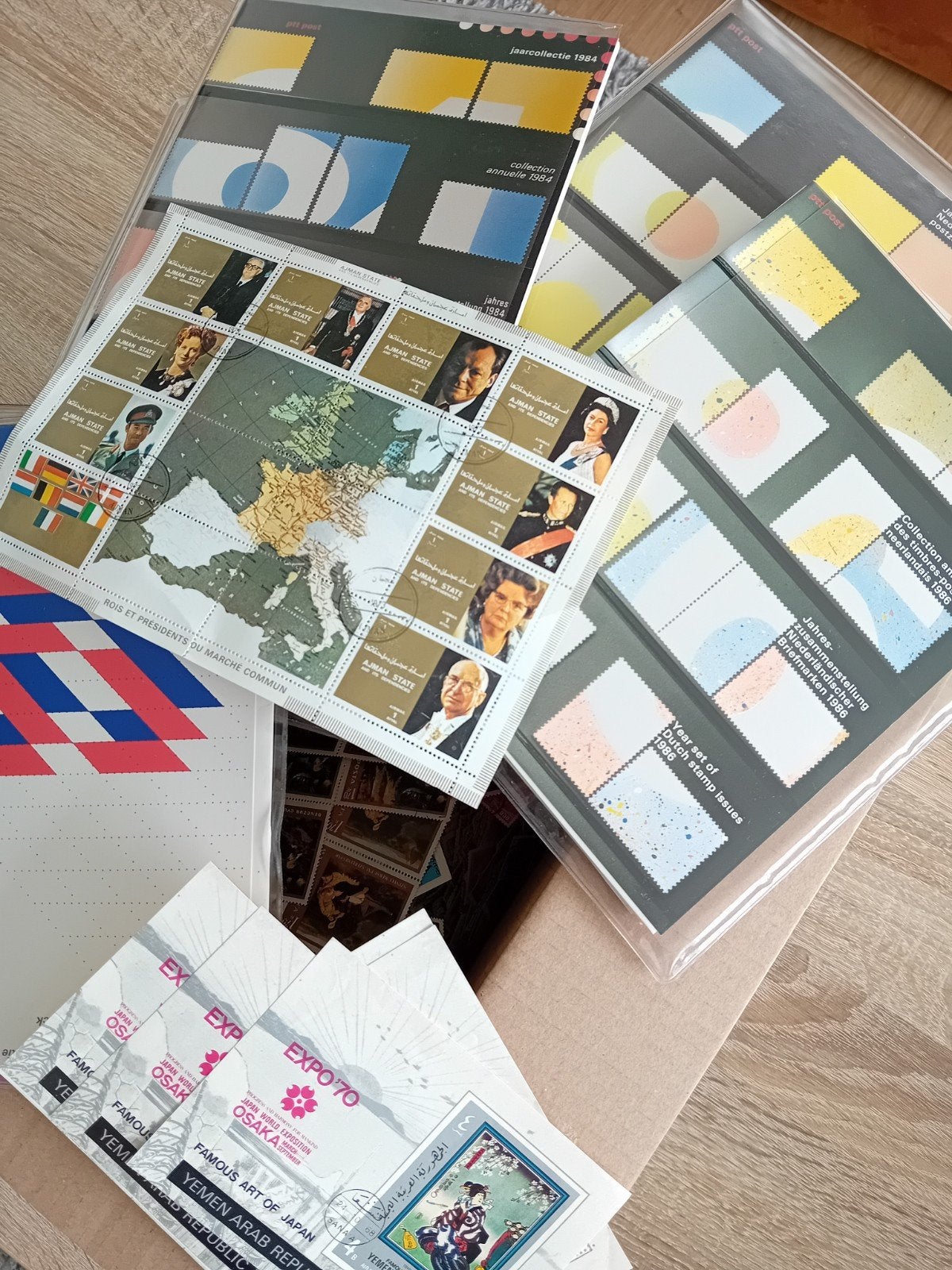 Doos met postzegels + Jaarcollecties,  ruim 1Kilo!!, Postzegels en Munten, Postzegels | Toebehoren, Ophalen of Verzenden, Catalogus