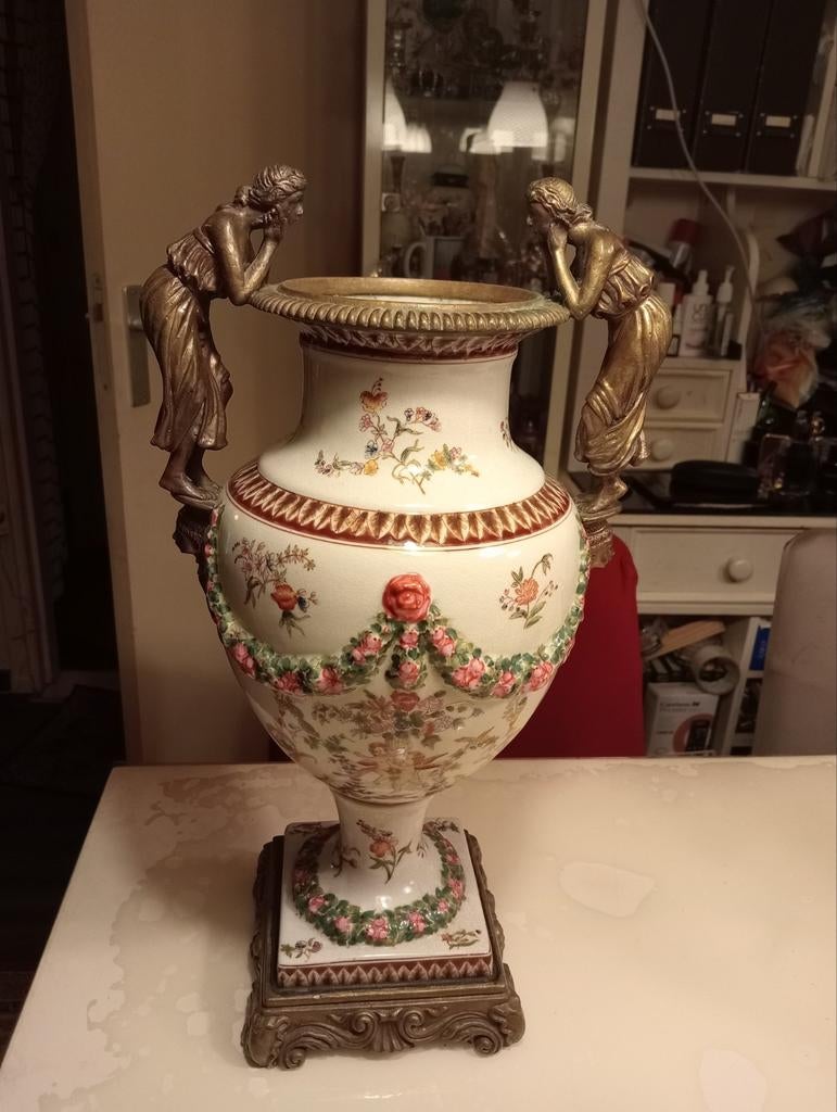 Antieke vaas met bronzen figuren en bloemmotieven, Ophalen of Verzenden