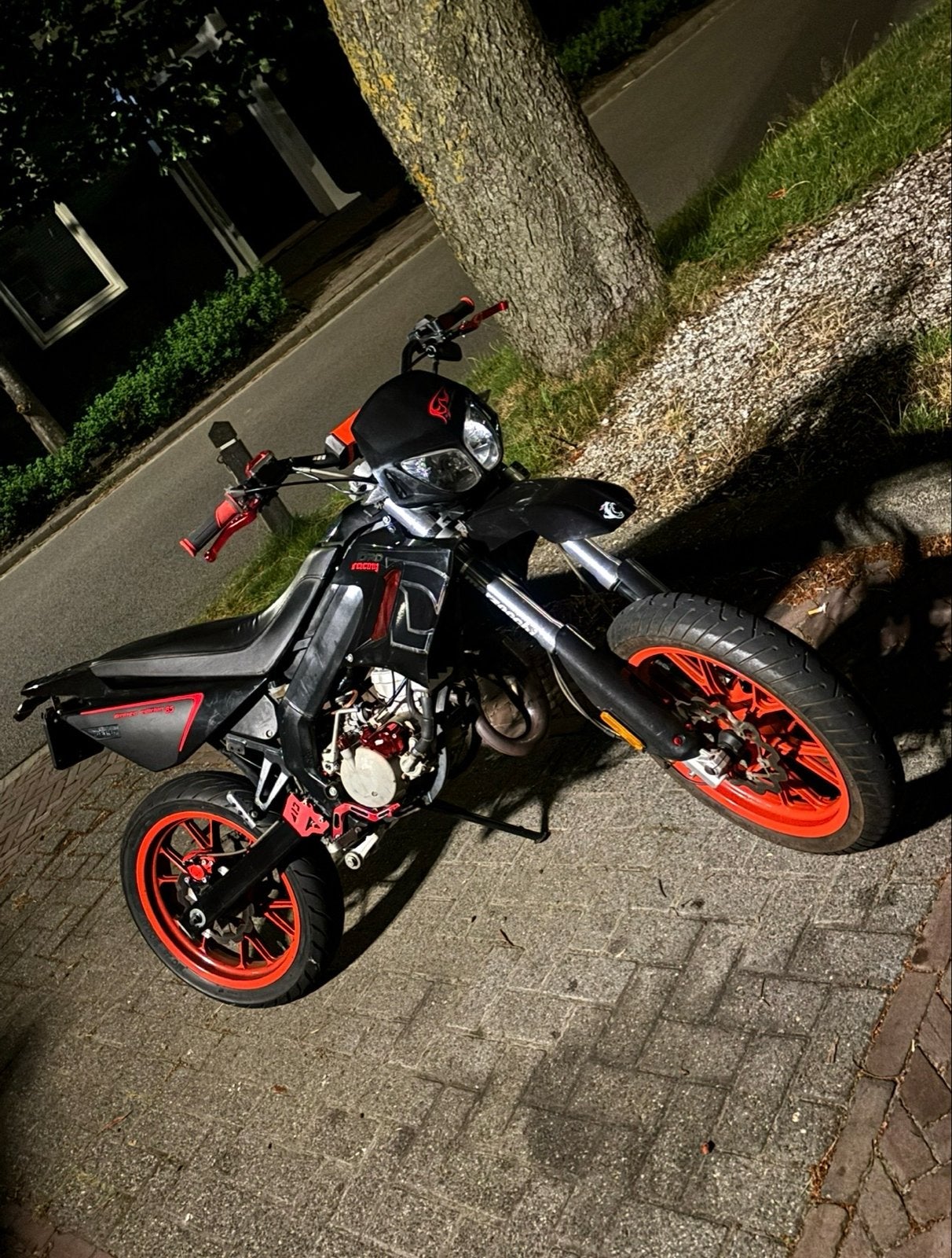 Derbi Senda DRD Racing - Zwart/Rood Brommer, Ophalen, 6 versnellingen, Maximaal 45 km/u, Zo goed als nieuw