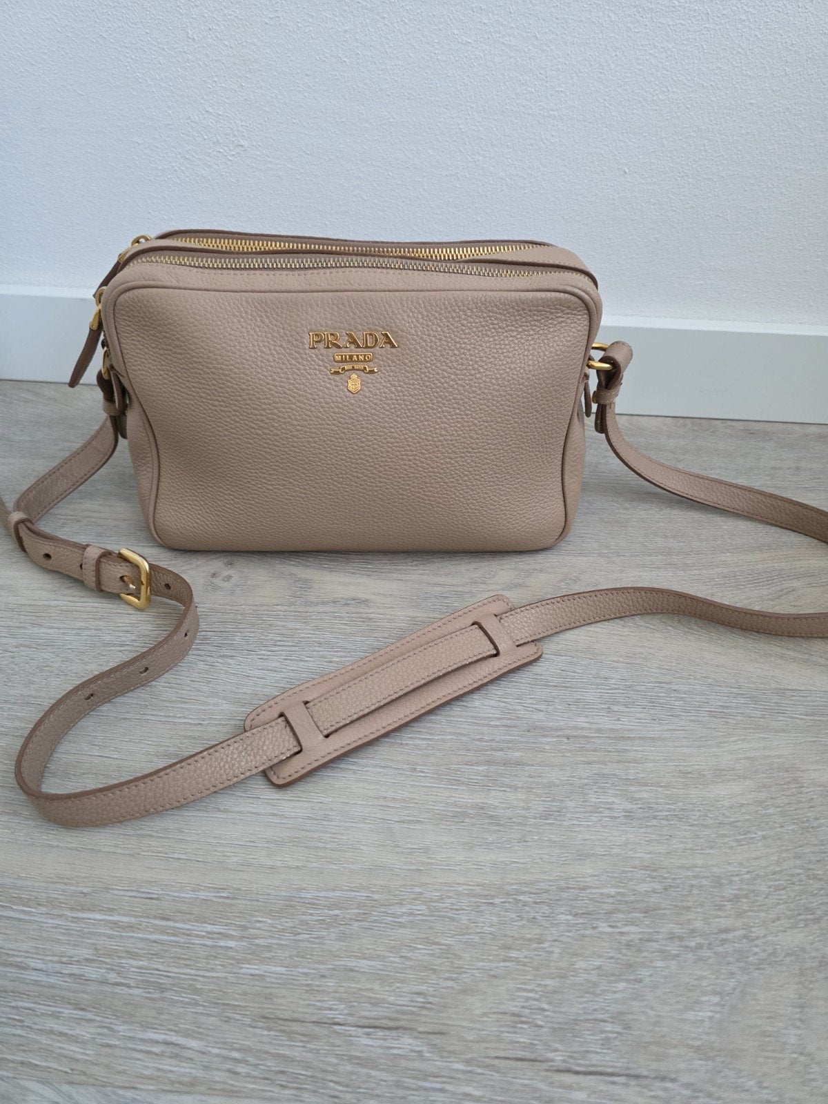 PRADA TAS MODEL BANDOLIERA KLEUR CAMMEO VITELLO PHENIX, Ophalen of Verzenden, Zo goed als nieuw, Beige, Handtas