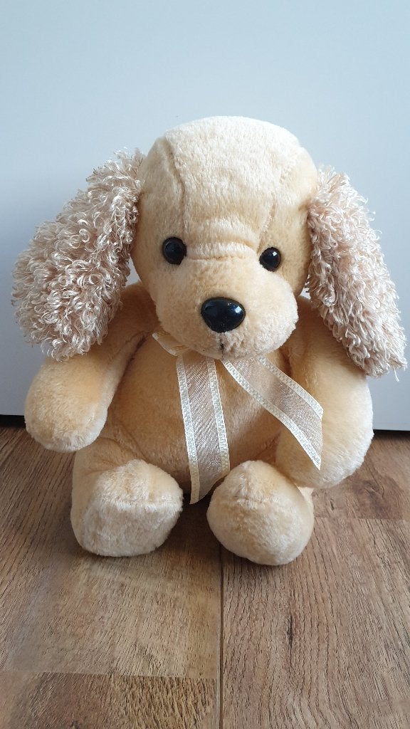 Schattig zacht hondje met een strikje om., Zo goed als nieuw, Middelgroot (20 tot 80 cm), Bruin, Hond