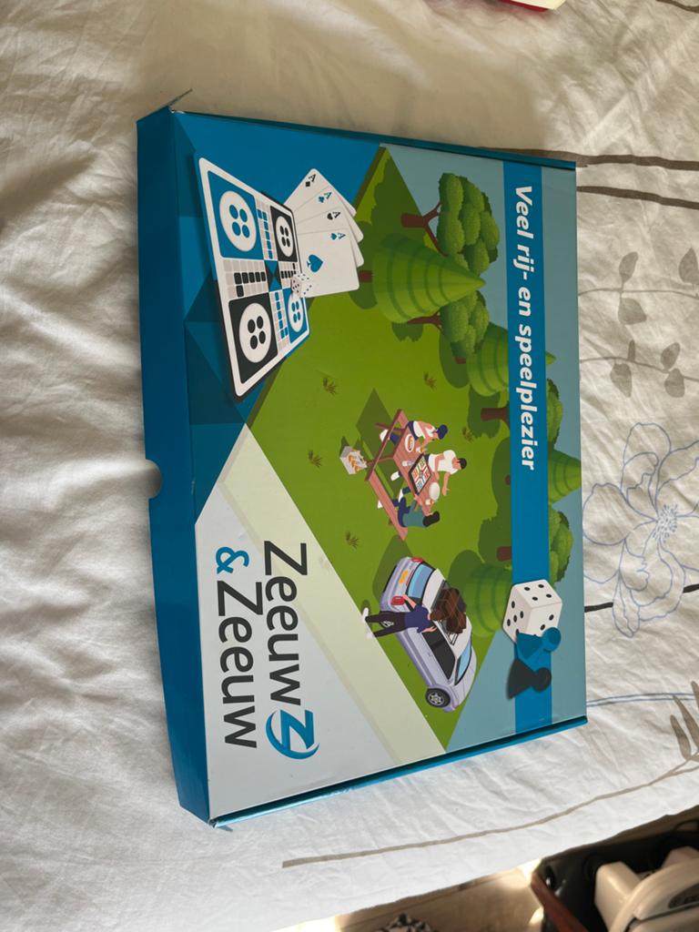 Zeew & Zeeuw Spelletjesbox: Connect 4, UNO, dobbelstenen, Een of twee spelers, Ophalen of Verzenden, Zo goed als nieuw
