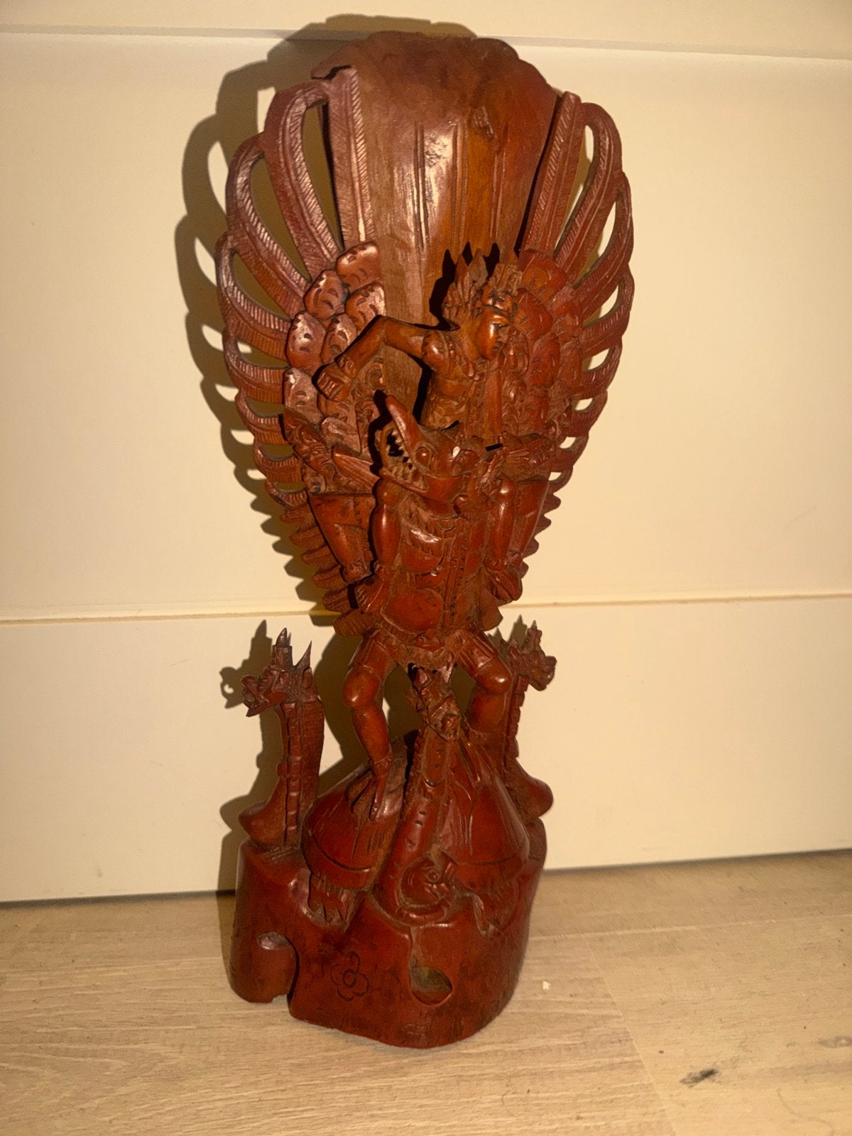 Prachtig handgesneden houten beeld van Garuda, Overige onderwerpen, Ophalen of Verzenden, Handgemaakt, 20 - 50 cm