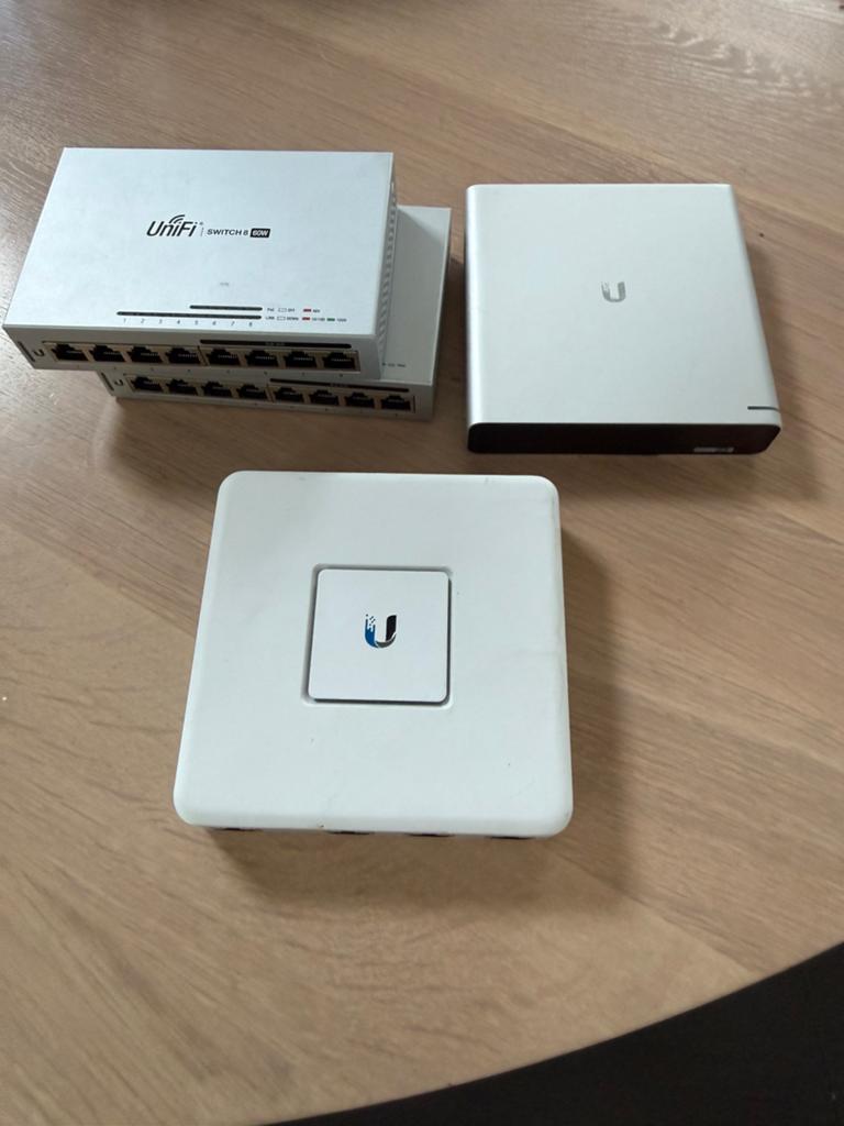 Ubiquiti UniFi netwerk set USG + 2x Switch 8 60W + Cloud key, Ophalen of Verzenden, Gebruikt