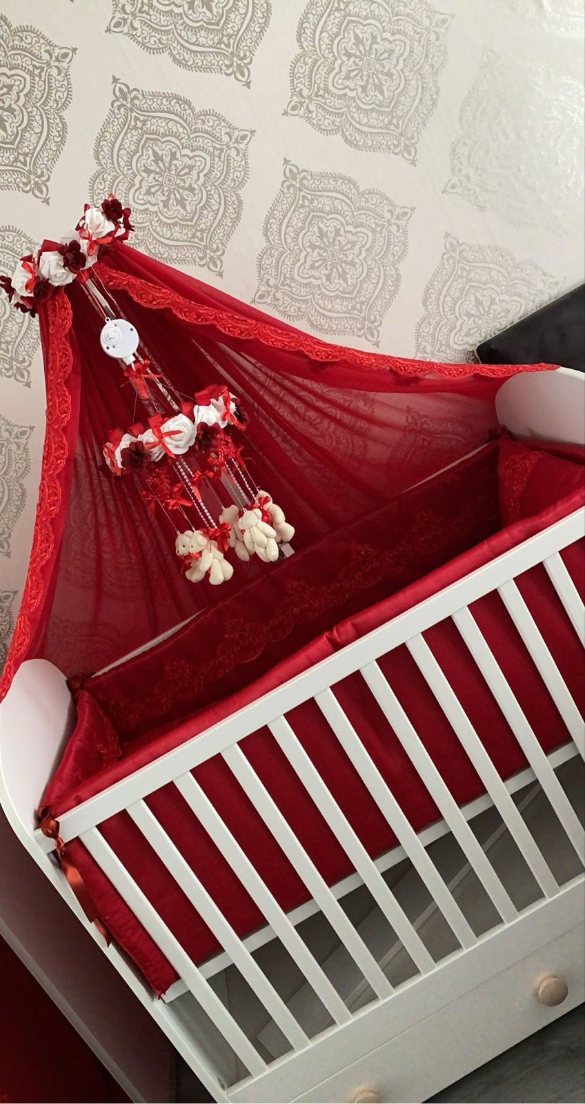Prachtig rood babybedje met hemel en mobiel, Ophalen, 70 tot 85 cm, 140 tot 160 cm, Zo goed als nieuw