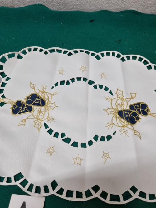 Kerst tafelkleed met blauwe bellen, Diversen, Kerst, Ophalen of Verzenden, 'T Olde Gre-j, Info@toldegrej.nl, Endepoelstraat 20f Didam