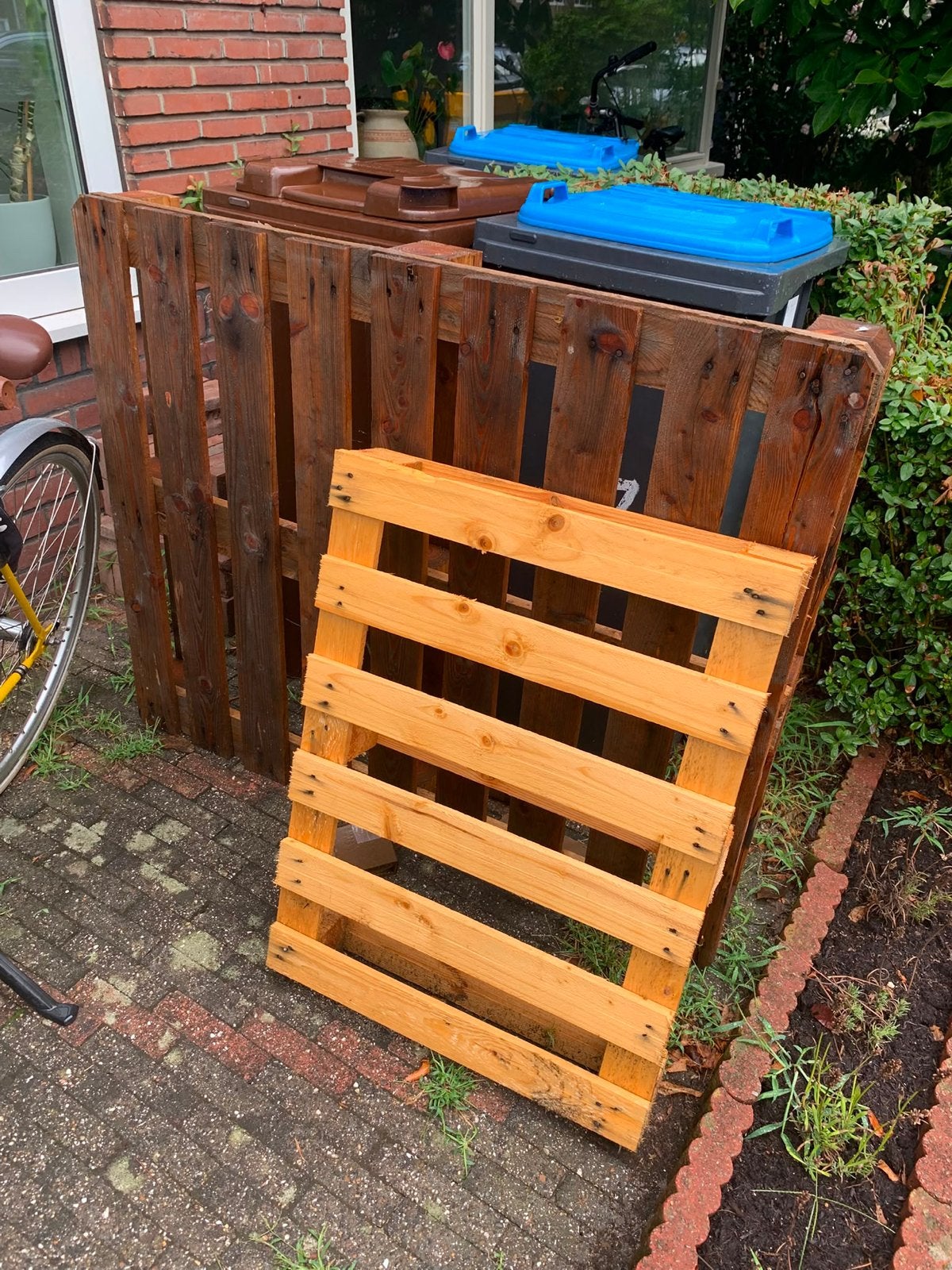 Gratis 2 pallets - 1 groot 1 klein, Ophalen, Gebruikt, Grenen, 50 mm of meer