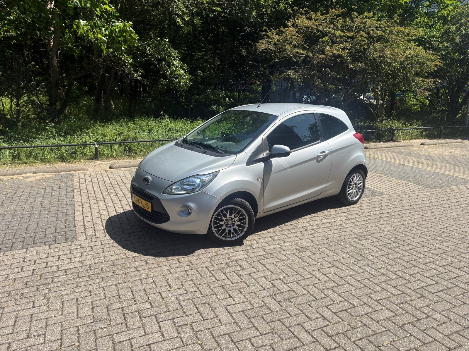 Ford Ka 1.2 51KW 2010 Grijs, Auto's, Ford, Voorwielaandrijving, Stof, 4 cilinders, 4 stoelen