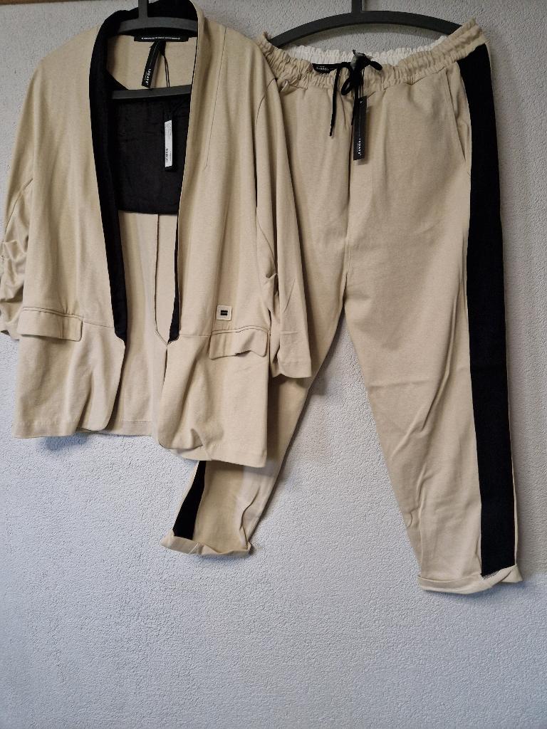 Nieuw 10 day's pak beige Maat xl/xxl, Kleding | Dames, Verzenden, Nieuw, Maat 46/48 (XL) of groter