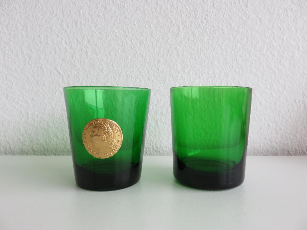 2x Vintage groen likeurglas Dubonnet Byrrh, Ophalen of Verzenden, Zo goed als nieuw, Borrel- of Shotglas