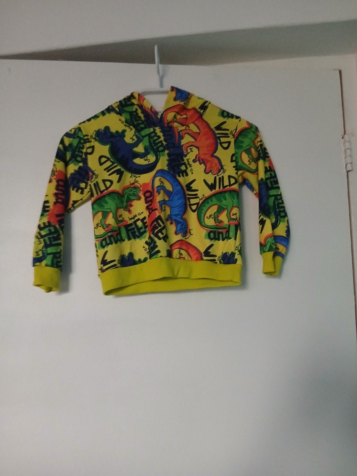 nieuw jongens trui maat 86/92 geel met dinosauresen, Kinderen en Baby's, Babykleding | Maat 86, Ophalen of Verzenden, Nieuw, Jongetje