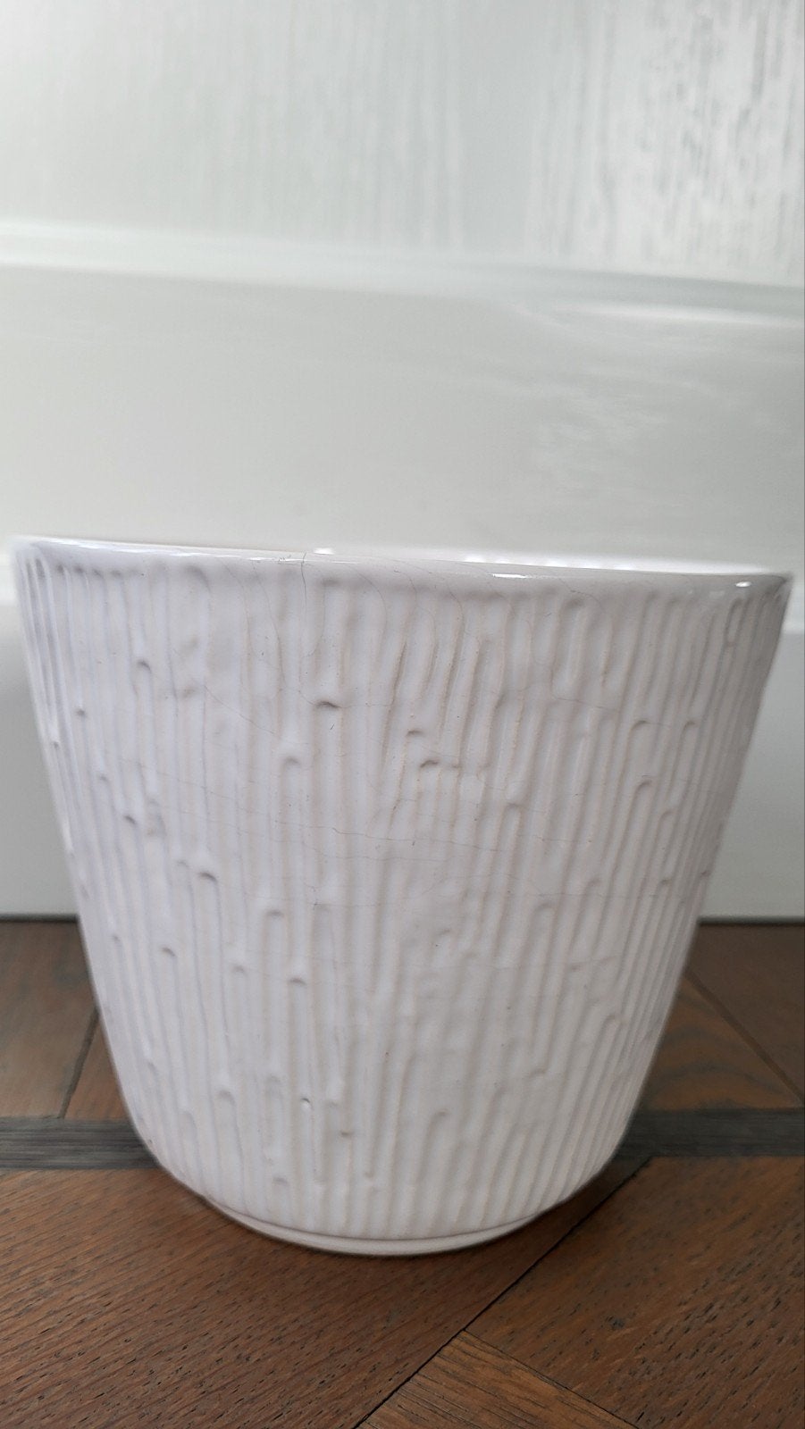 Witte retro vintage bloempot met schorsmotief wn gemerkt, Rond, Ophalen of Verzenden, Zo goed als nieuw, Binnen