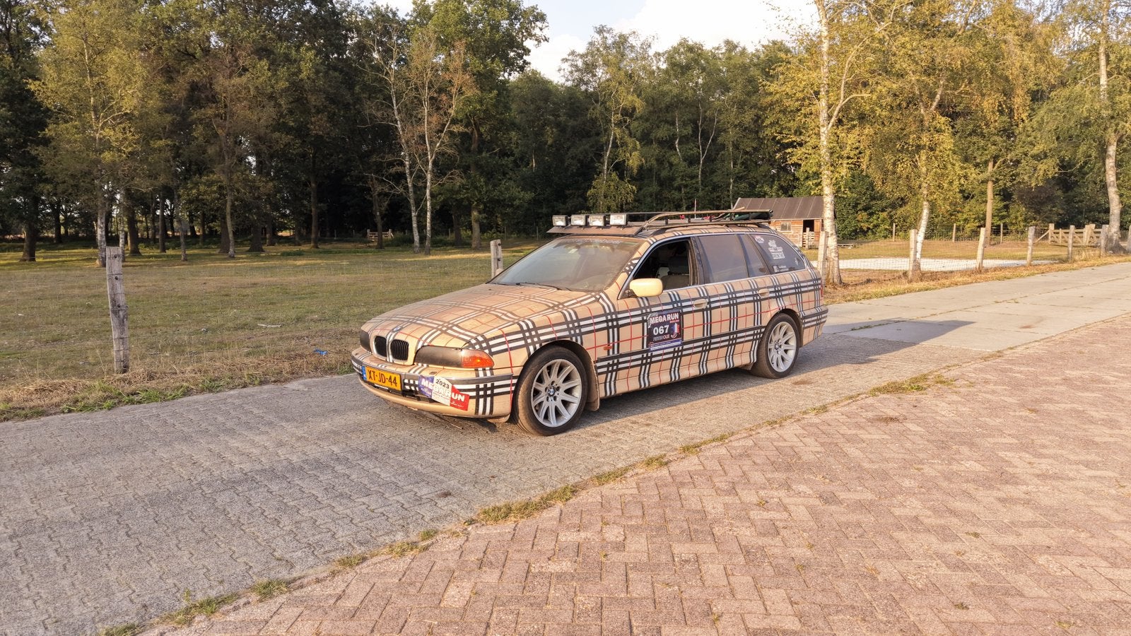 BMW 523i Touring Automaat | Unieke Burberry Livery | 1999, Auto diversen, Handleidingen en Instructieboekjes, Ophalen