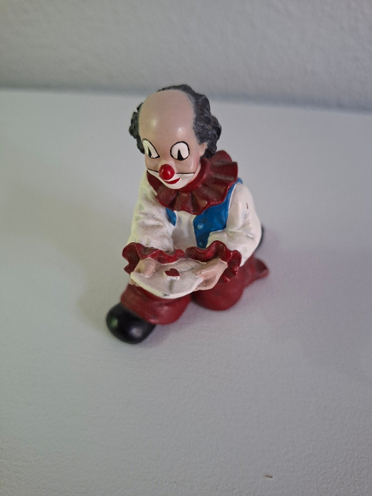 Gilde Clowns beeldje - Zittende clown met kaart, Ophalen, Zo goed als nieuw, Mens