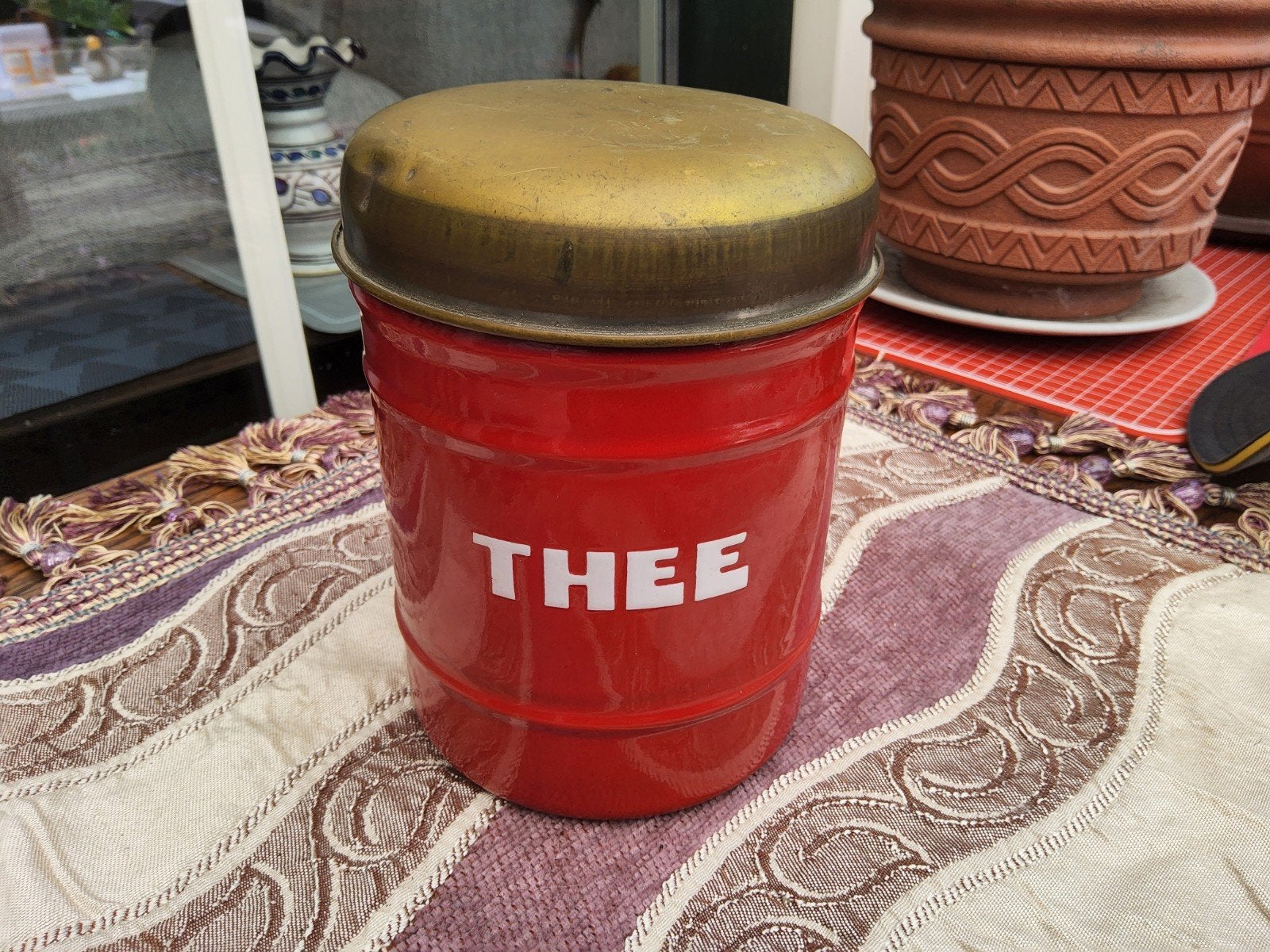 Vintage rood geëmailleerd theebus met messing deksel, Antiek en Kunst, Antiek | Emaille, Ophalen