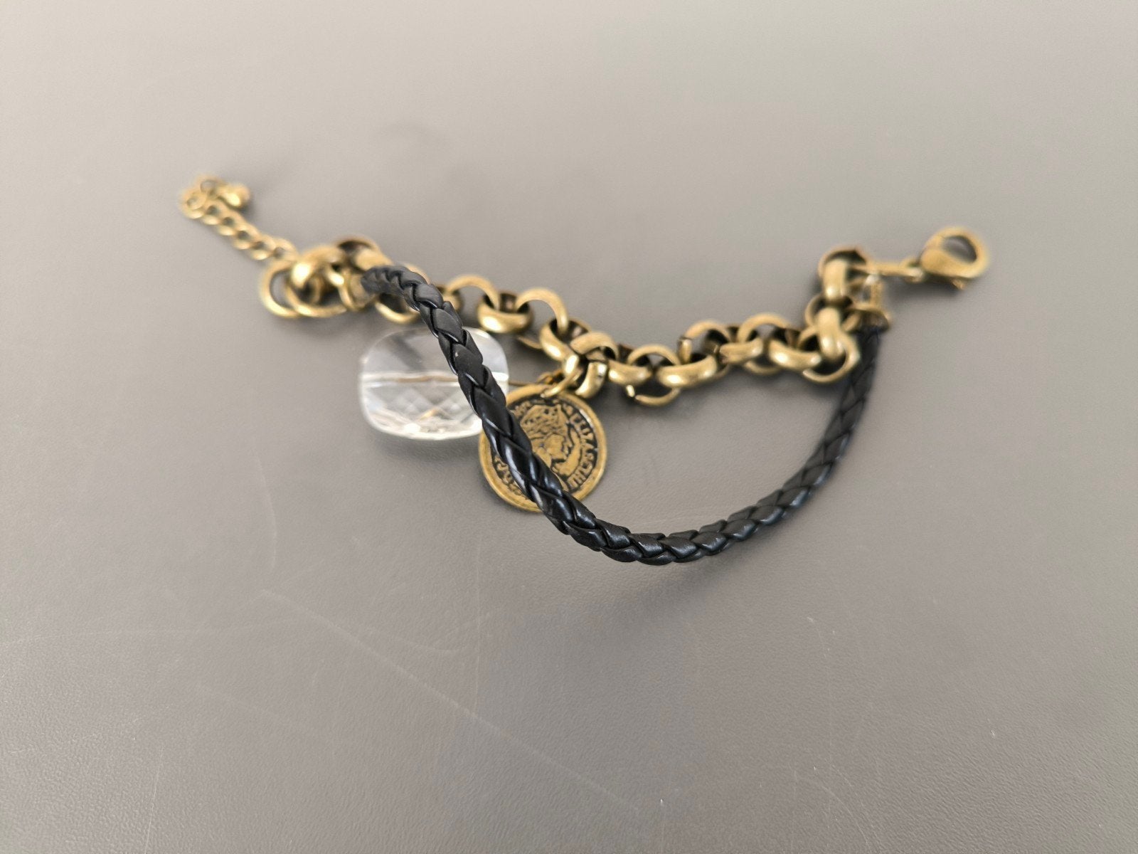 Leuke armband met bedels en gevlochten leer, Gebruikt, Zwart, Leer, Ophalen of Verzenden