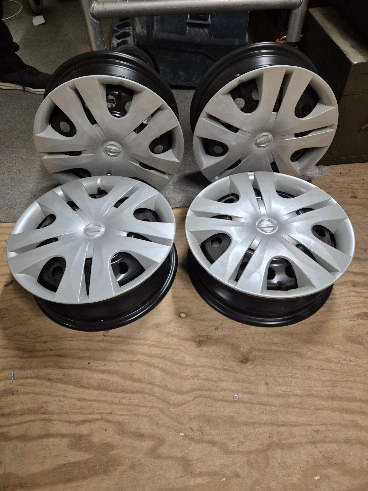 Set van 4 stalen velgen met wieldoppen, Auto diversen, Ophalen, Zo goed als nieuw
