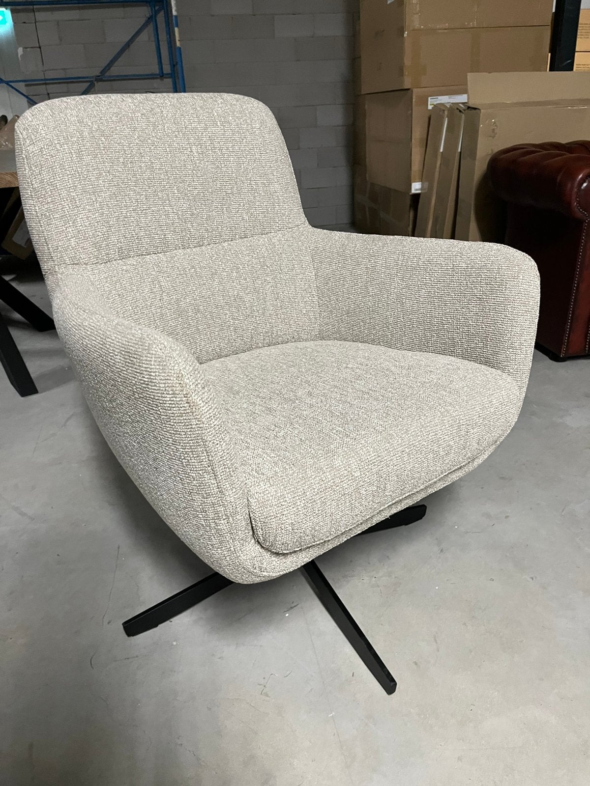 Nieuwe draaistoel in lichte kleur stof van €949.- nu €375., Huis en Inrichting, Ophalen, Overige kleuren, Nieuw, Eén
