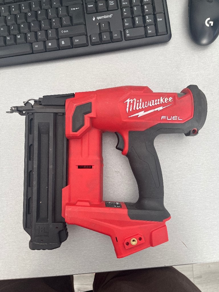 Milwaukee M18 Nagelpistool 2746-20 (zonder accu), Doe-het-zelf en Verbouw, Gereedschap | Overige machines, Ophalen of Verzenden