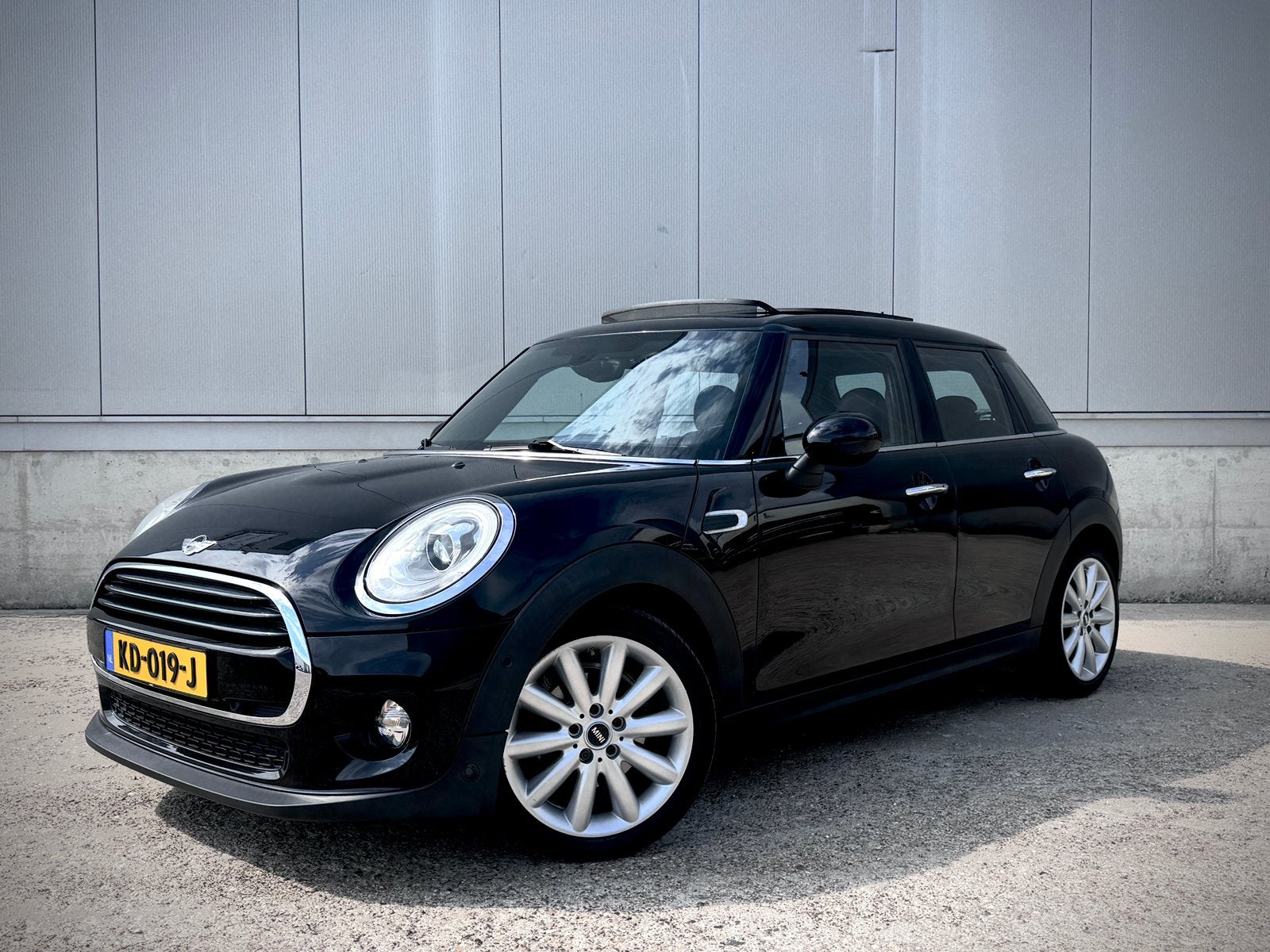 Mini (f55) 1.5 136pk Panodak, Keyless, Navi, LED, Auto's, Mini, 136 pk, Zwart, Lederen bekleding, Origineel Nederlands