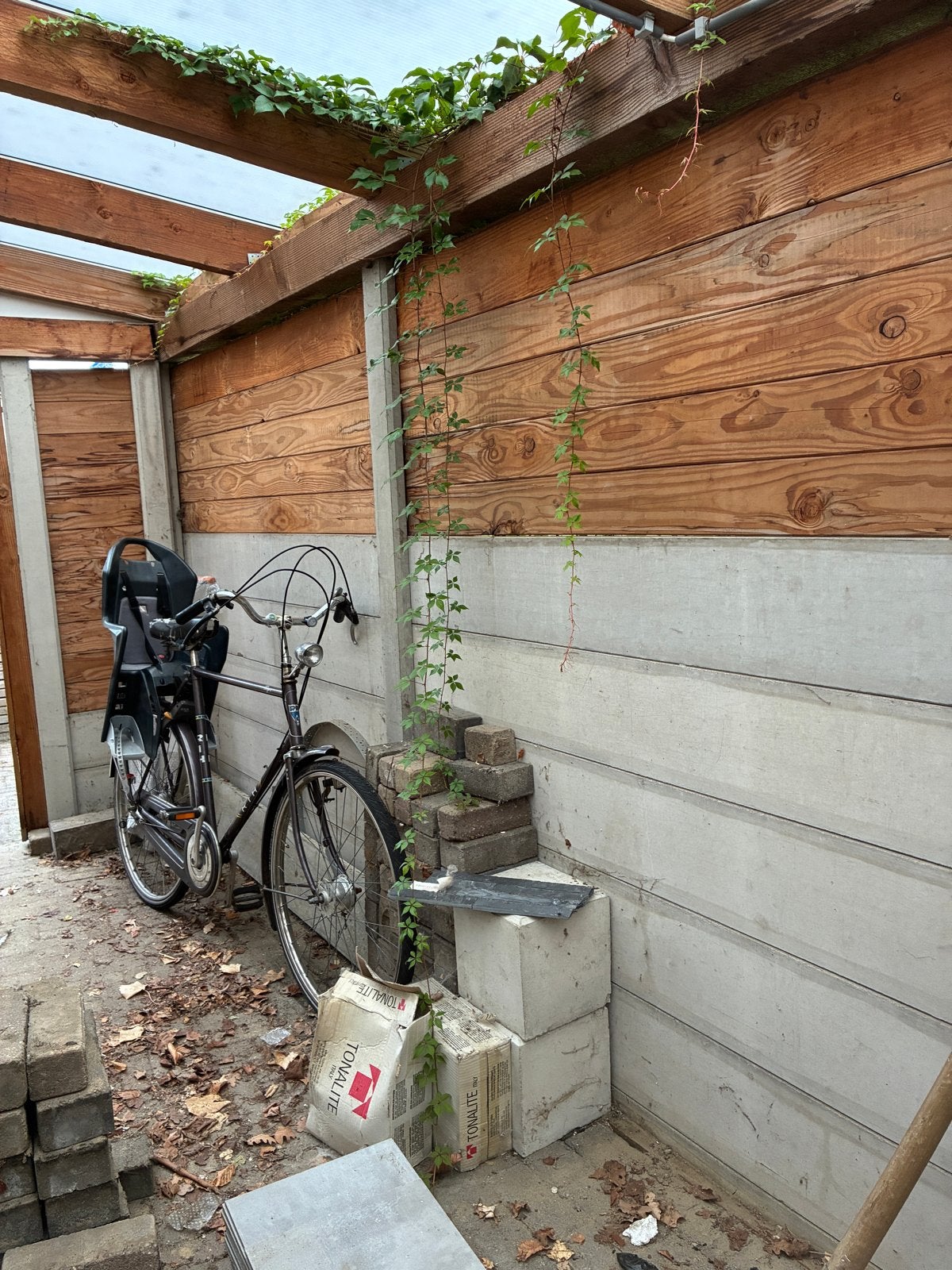 Hout beton schutting - Robuust en duurzaam, Tuin en Terras, Tuinhuizen, Ophalen, Gebruikt, Hout, Schuur